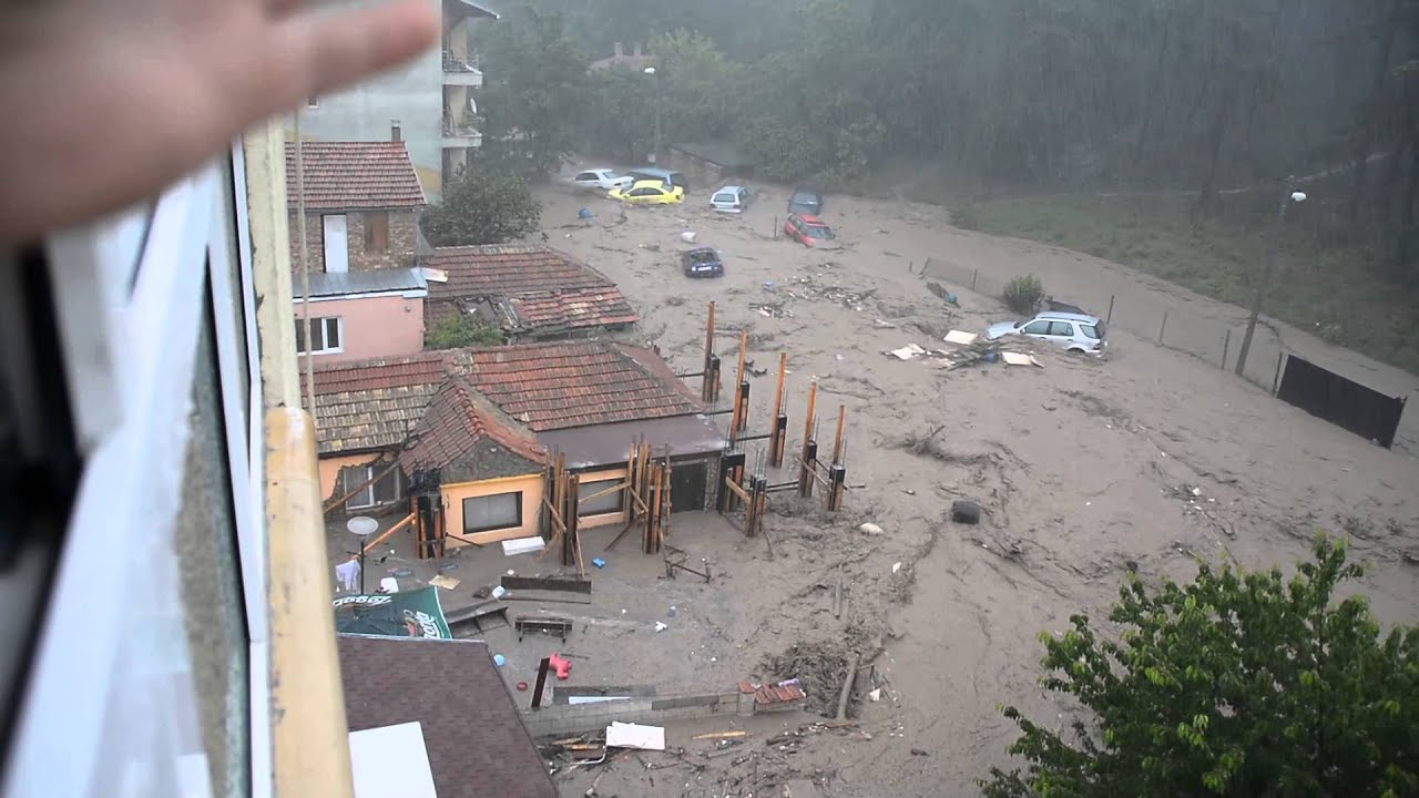 Началото на трагедията, наводнението в гр.Варна, Аспарухово, ул.Моряшка