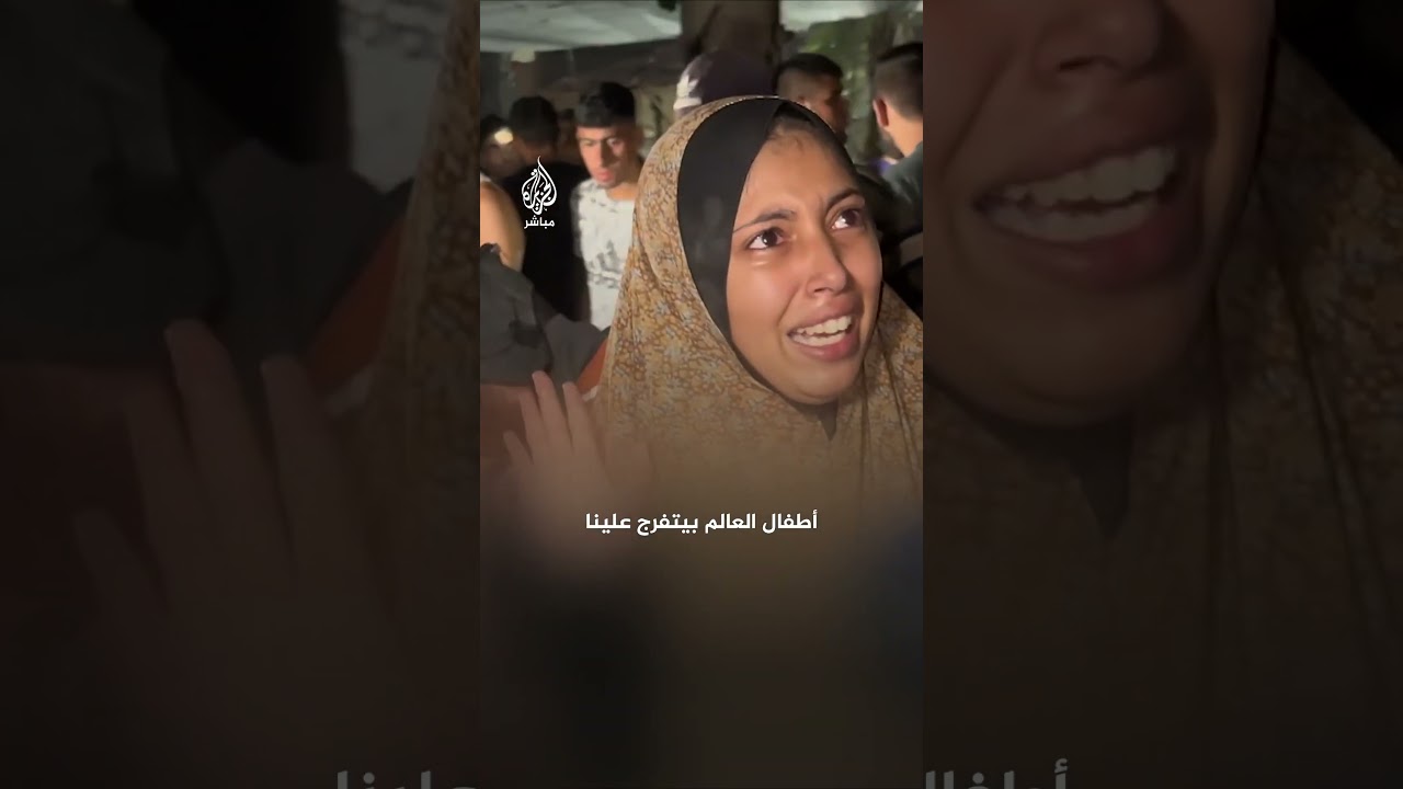 لحظة انهيار فتاة وأمها لاستشهاد الأب والأخ معًا جراء قصف الاحتلال للمصلين في مدرسة للنازحين في غزة