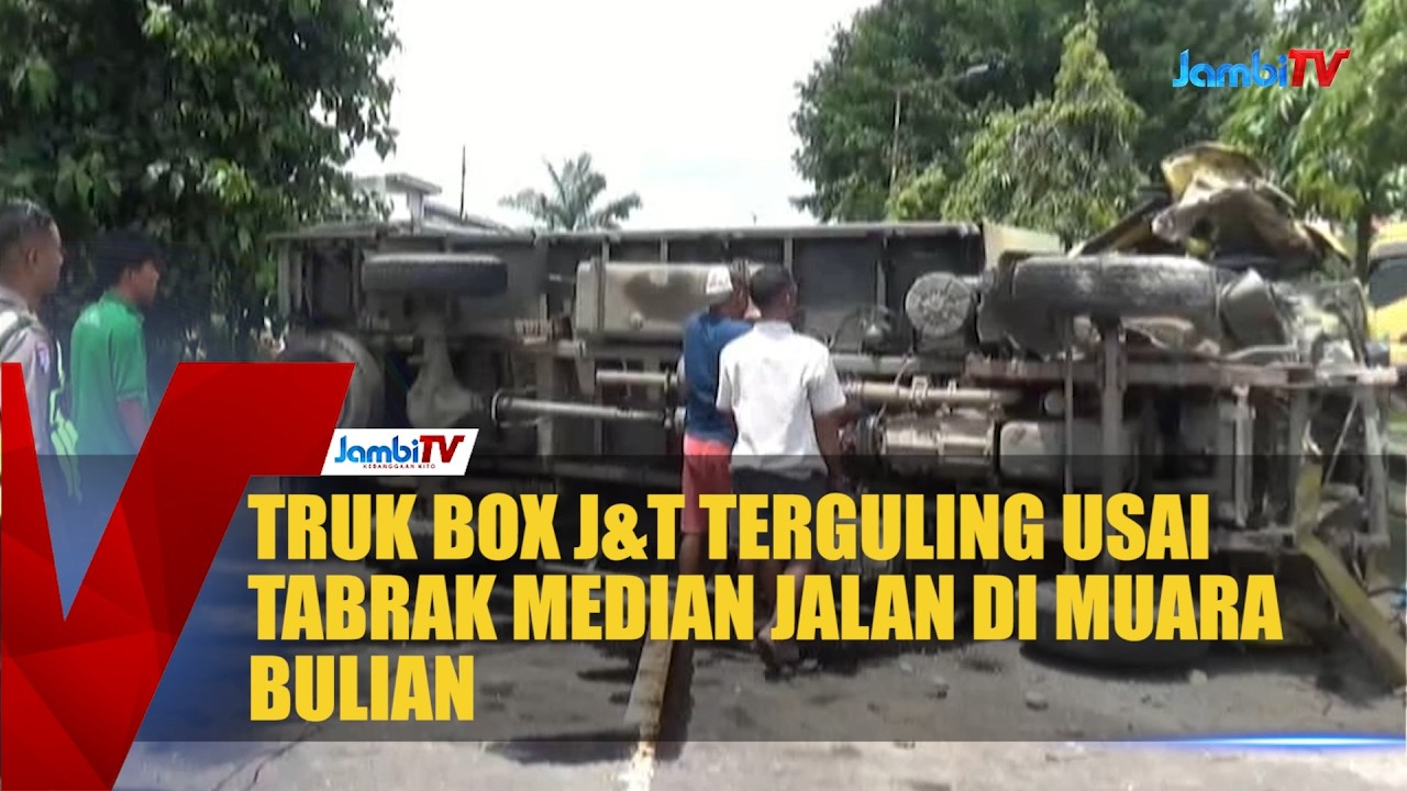 TRUK BOX J&T TERGULING USAI TABRAK MEDIAN JALAN DI MUARA BULIAN