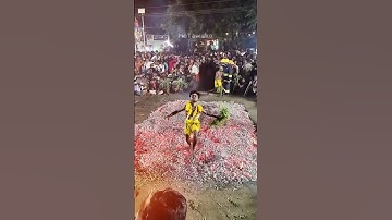 Tradisi Berjalan di Atas Bara Api di India