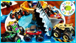 Cars ! MECHA SHARK FACE OFF With Hot Wheels Monster Trucks!