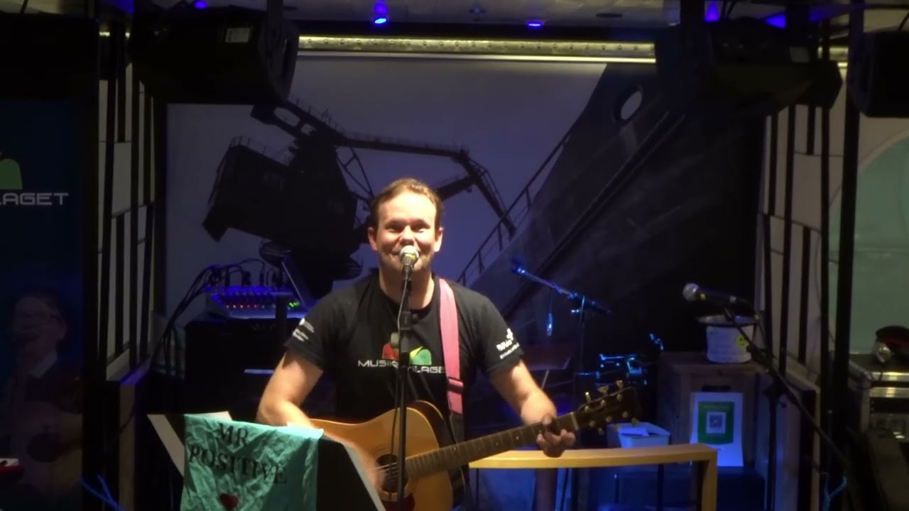 Mr Positive underhåller i Sea pub på Häng me på party kryssningen 2025