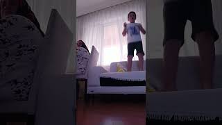 Sürekli Şarkı Söyleyen Kardeş