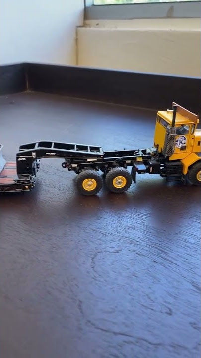 TRUCK TRAILER MENGANGKUT EXCAVATOR KOBELCO!! Mainan anak-anak keren dan murah!!