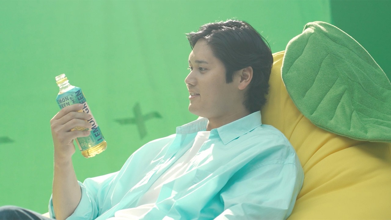 大谷翔平選手、特注“レモンクッション”でくつろぐ　伊藤園 新CM「お～いお茶 LEMON GREEN 合うわけ…合った」編＋メーキング