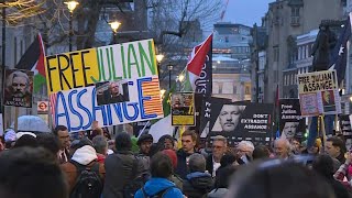 La manifestation des partisans d'Assange arrive au 10 Downing Street | AFP Images