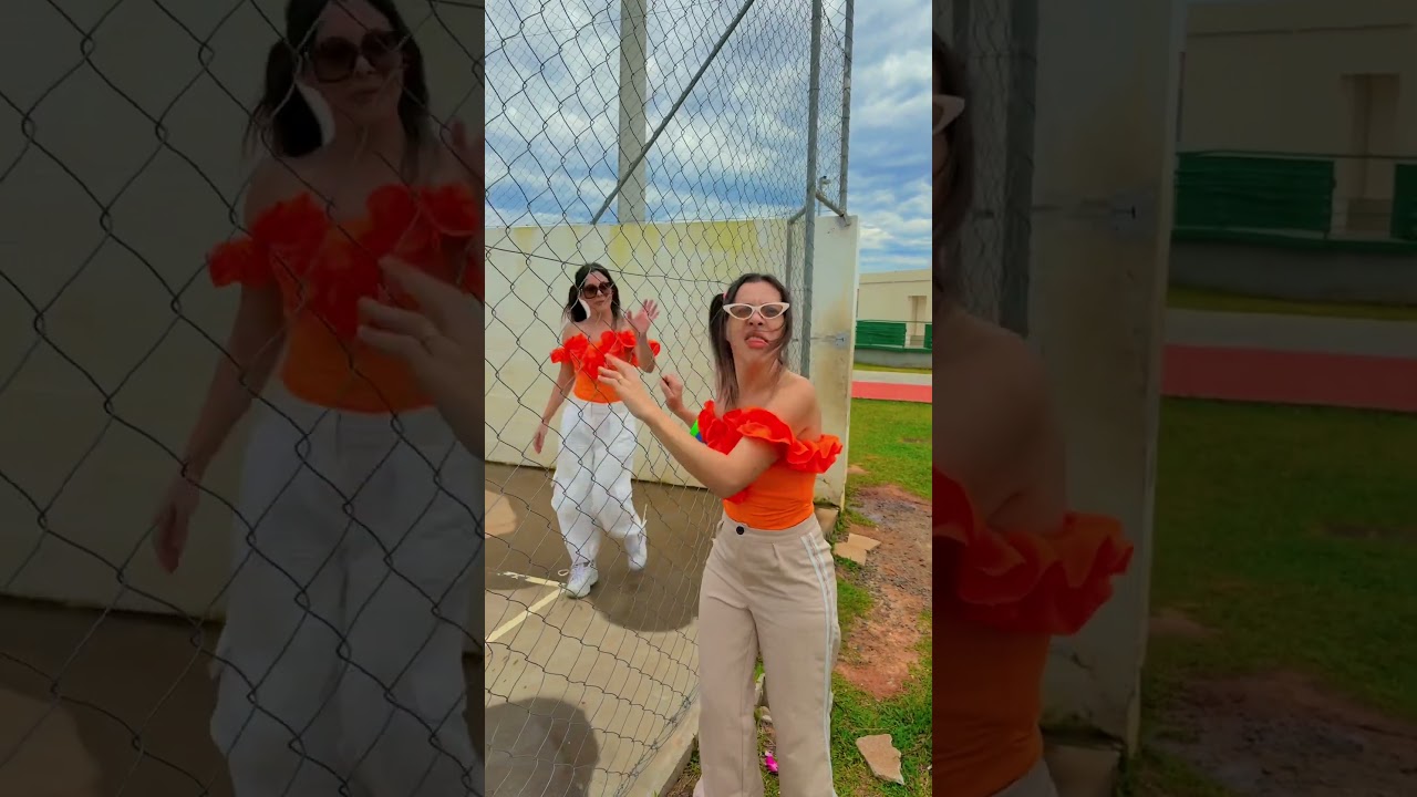 She got stuck. - YouTube