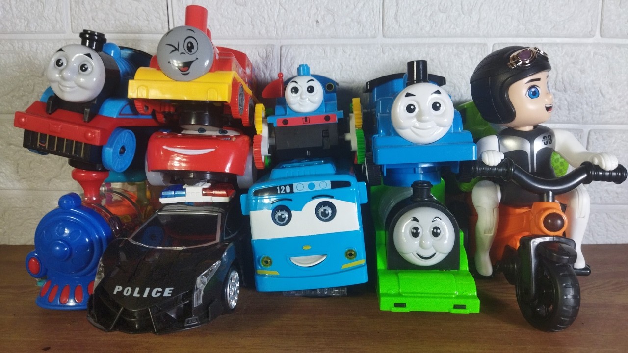 Colección de juguetes coloridos: trenes, autos y lindas amigas.