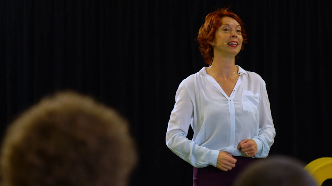 Ageeth de Haan leert kleuters de Engelse taal door te zingen op de basisschool.