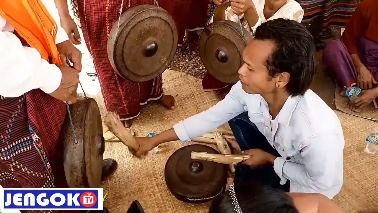 Linca Pukulan Gong dan Gendang Iringi Tarian Caci Tradisional Manggarai Flores NTT