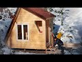 Une maison en bois au milieu de la fort chantier en hiver