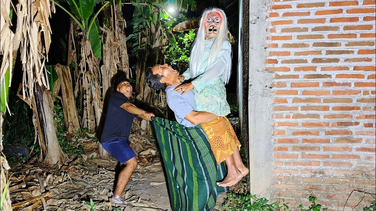 Shock Berat !!! Nenek Gayung Sampek Di Gendong || Prank Paling Lucu Di Indonesia || New Ghost Prank