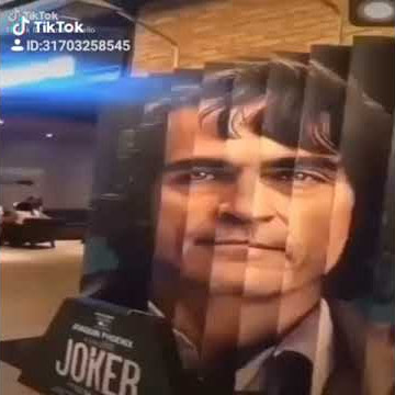 Joker tetap tersenyum