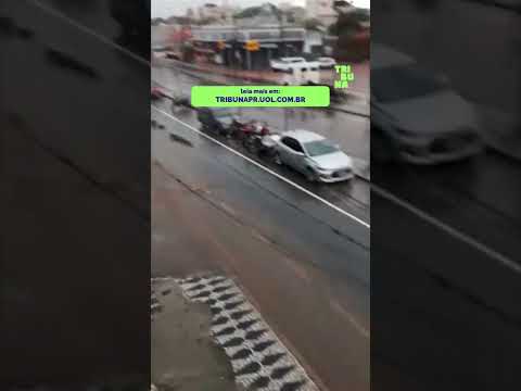 Chuva em Curitiba derruba postes de principal avenida do bairro Santa Cândida