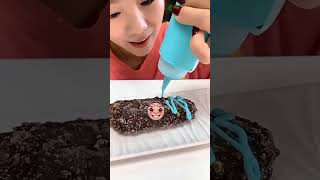 আইসক্রিম হিসেবে পরিণত হয়ে ব্লুবেরি সসের সাথে খাওয়া যায়।