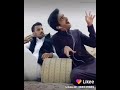 وقت نكون عم نغمي ومدموجين بل اغنية هيك بكون منظرنا يستحق المشاهدة حقا