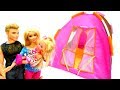 Spiel mit Puppen - Barbie und ihre Familie gehen Zelten