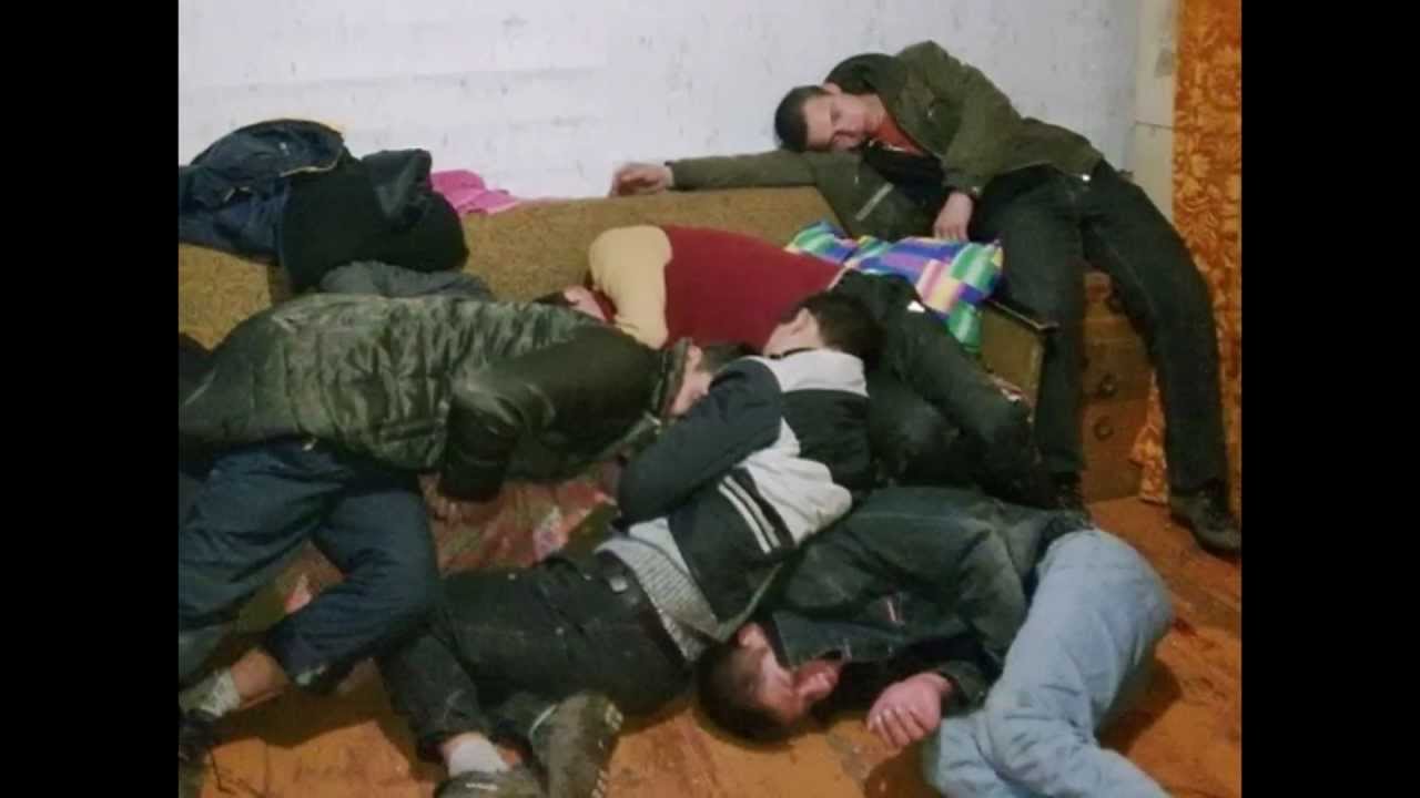 Бухую без сознания. Валяются пьяные россияне.