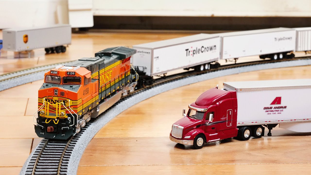 Bowser Roadrailer HO Scale Train Unboxing