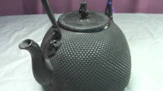 真正南部　三巌堂　渓泉作　霰紋砂鉄鉄瓶　摘み梔子　未使用品　備品