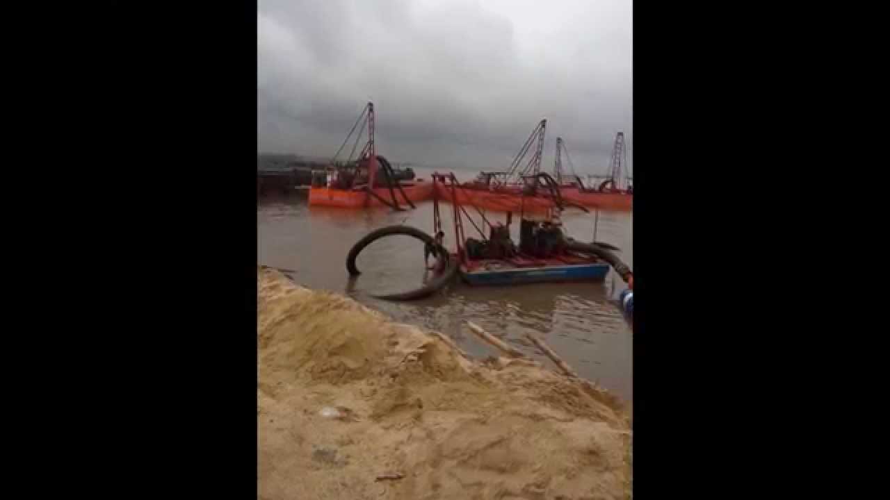 Sand suction transporter/dredger working, jet suction dredger