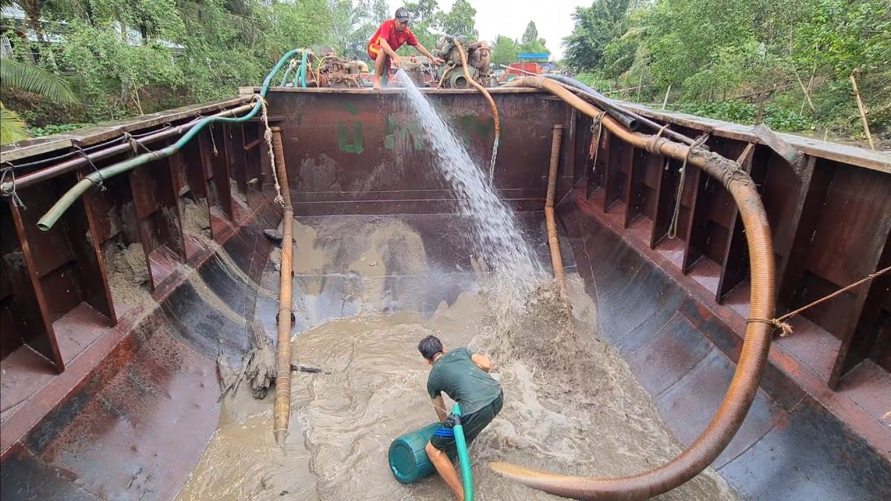 Kỹ thuật bơm ghe cát của 2 anh em ở miền Tây/The technique of pumping sand boats of two brothers