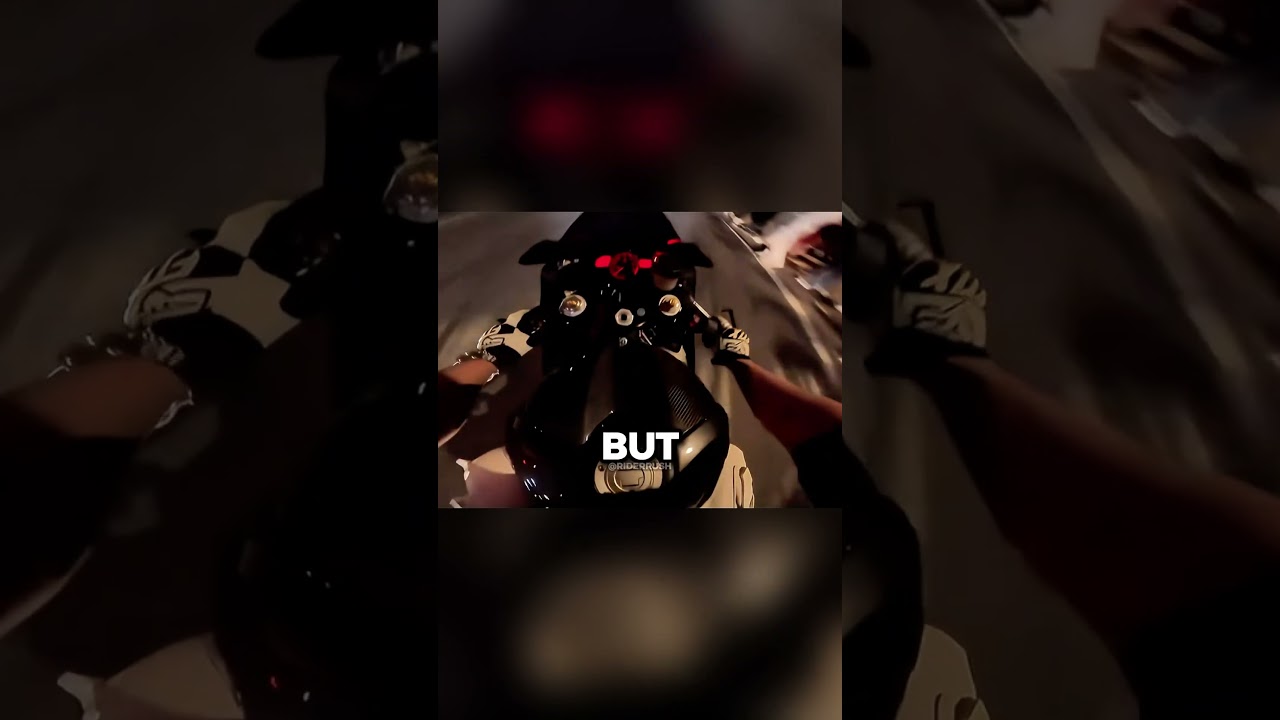 Байкер усмиряет других гонщиков 