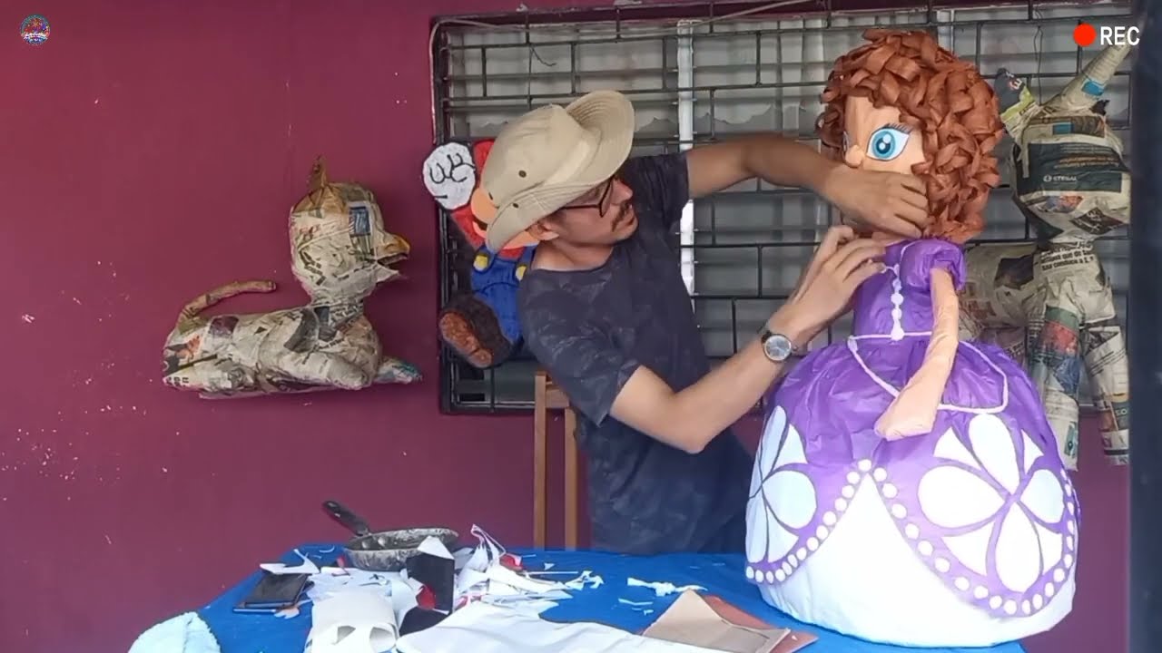 Piñata con brazos flexible de Princesa Sofia 