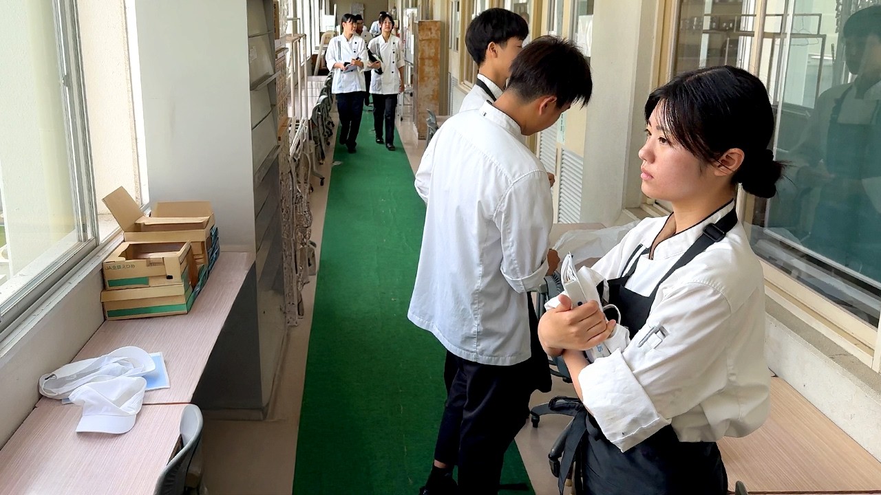 Зависит ли их выпуск из школы от идеального жареного риса с яйцом!?