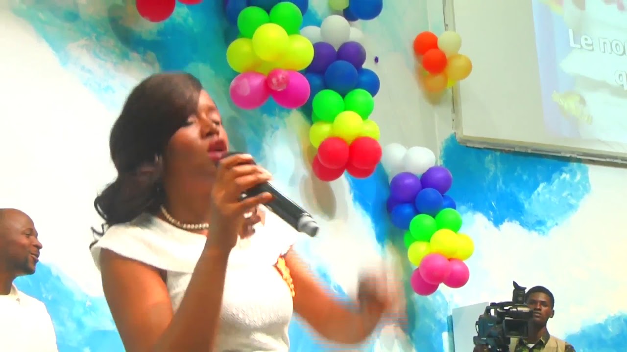 Le nom de Jésus (Sinach) par la Sr Sarah Bono au Centre Évangélique La Parole Éternelle