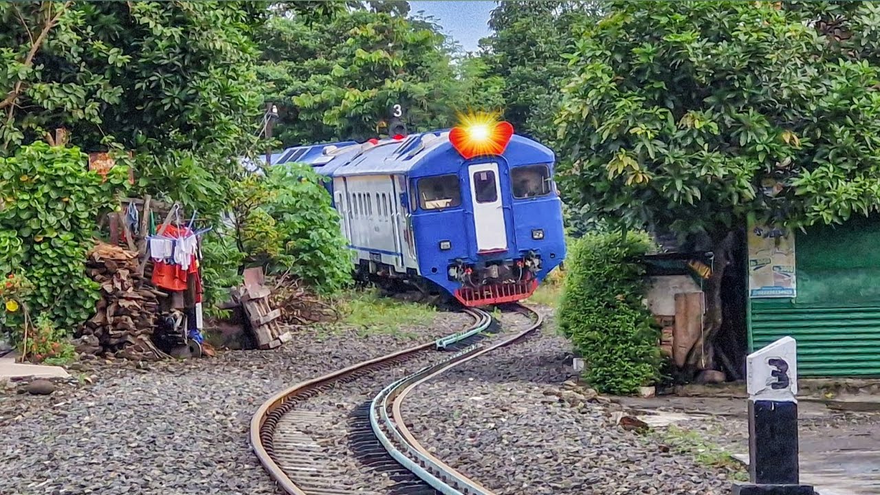 RAMAINYA KERETA PAGI DI JALUR UNIK KOTA SOLO!! Kereta Api di Area Stasiun Purwosari, Surakarta.