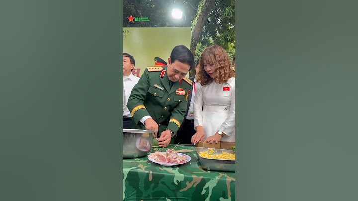 Đại tướng Phan Văn Giang gói bánh chưng