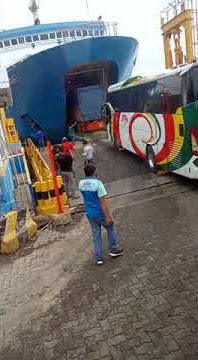 detik-detik BUS NPM MERAYAP MASUK KAPal LAUT