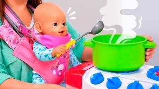 A Boneca Emily Se Diverte Com A Cozinha De Brinquedo