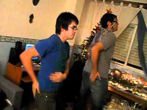 Juan y Vicente bailando la macarena