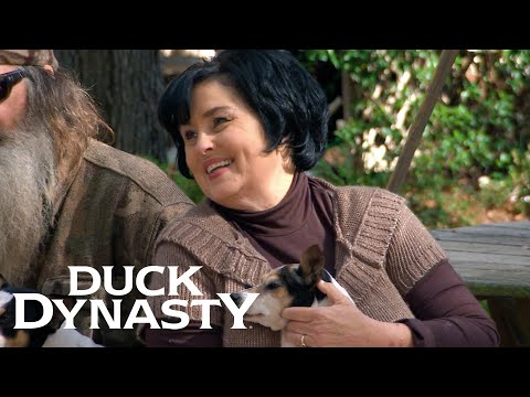 Miss Kay's ADORABLE Puppy Photoshoot (Season 3) | Duck Dynasty