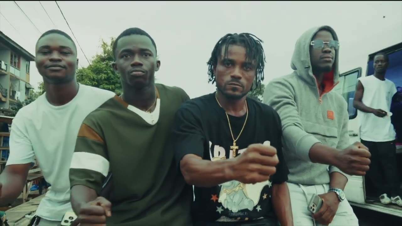 GRAND PAPA MON PIED EST SUR CAILLOUX