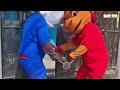 Video hai sĩ quan cảnh sát Peru hóa trang thành linh vật World Cup để bắt tội phạm