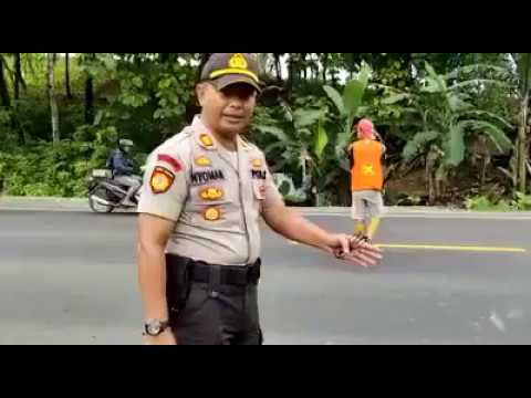 Breaking News: Awas Lubang di Sisi Jalan Raya Wangon (Banyumas) - Jeruklegi (Cilacap)