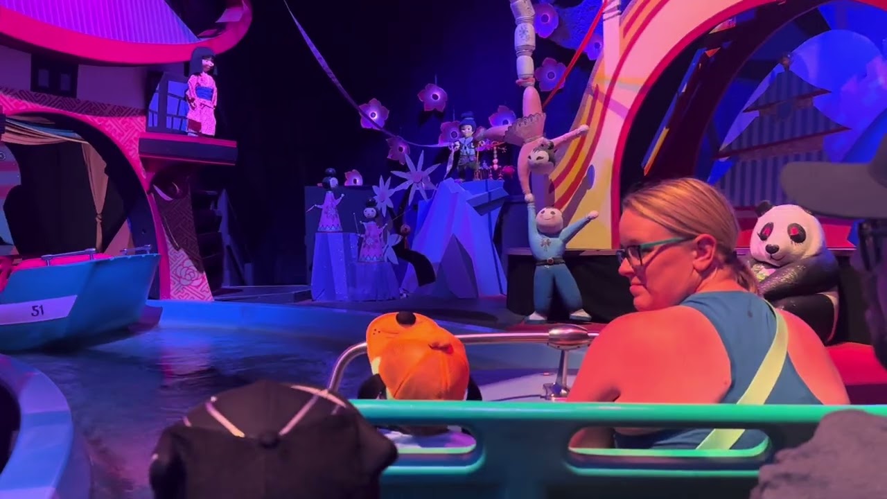 Это аттракцион «Маленький мир» ночью в Диснейленде 2025 10 13