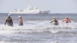 海でも続く必死の捜索 高校生も土砂や流木を片付け