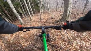 マウンテンバイクで新しく見つけたトレイルを走る