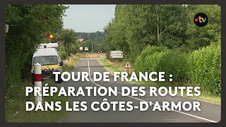 Des panneaux de signalisation installés sur le bord des routes à l'occasion du Tour de France.