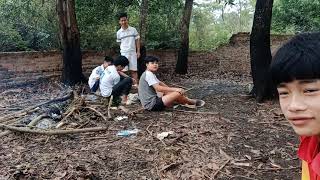 Together with Cuong and Kien, make a fire to roast corn when it rains