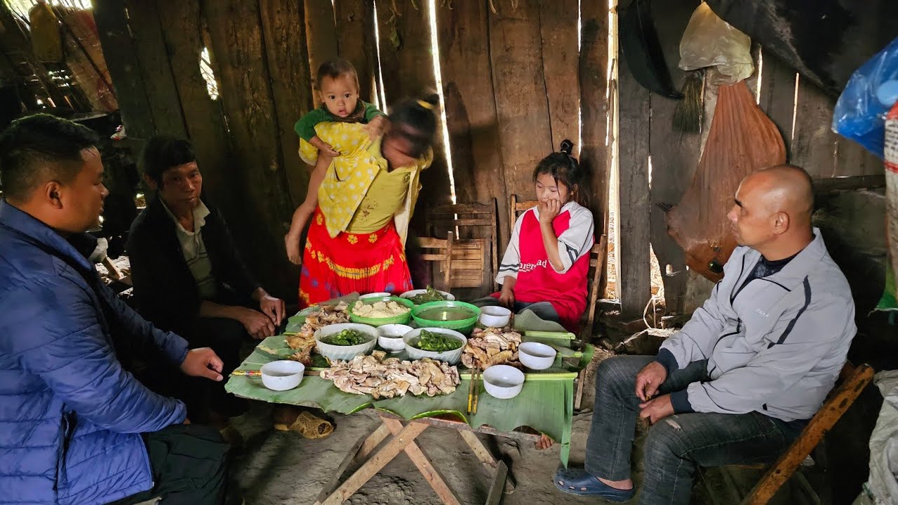 Đặc sản thôn Mèo Qua gà đen mèn mén thăm 4 hộ nghèo ở trong nhà Liêu siêu. Nguyễn Tất Thắng