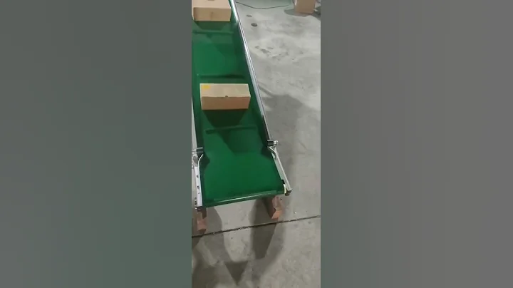 inclined conveyor system for boxes.