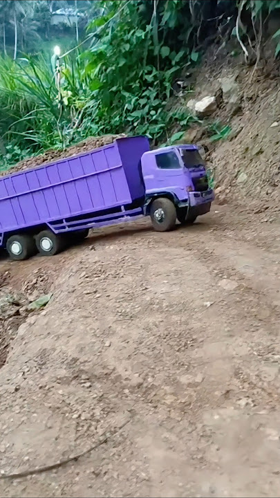 Truk Fuso Warna Ungu Oleng #mainananak #trukoleng