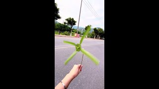 用芦苇叶做个好玩的小风车，一起去兜风吧#亲子手工 #幼儿手工#自制玩具