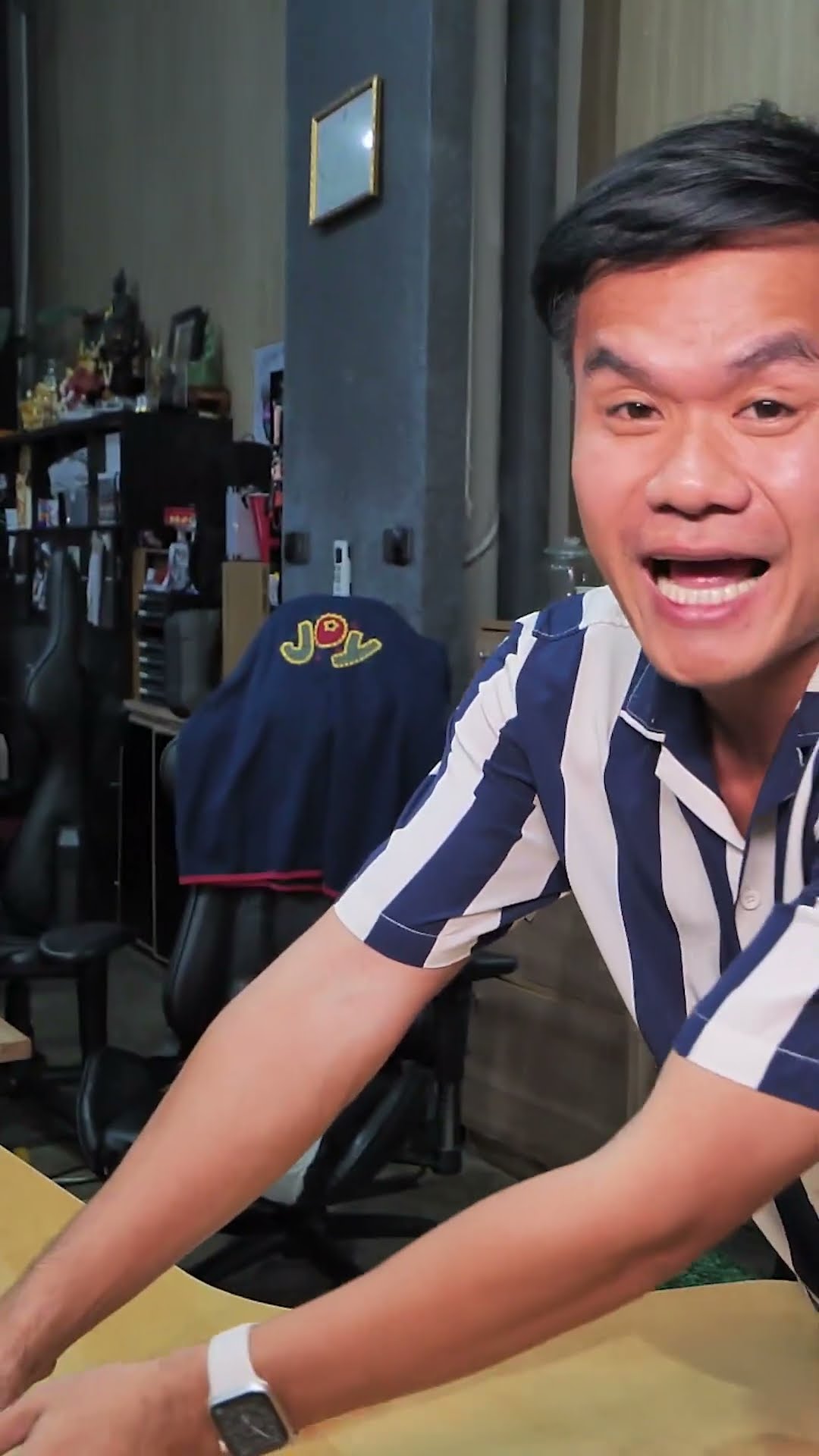 ไอเท็มสายไลฟ์สด ขาจับโทรศัพท์ถึกๆ (ผมเอาไว้นอนดูหนัง) #บี้ลองของ #บี้เดอะสกา #bietheska