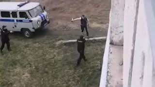 Наркоман напал с ножом на полицейских.Огонь на поражение.